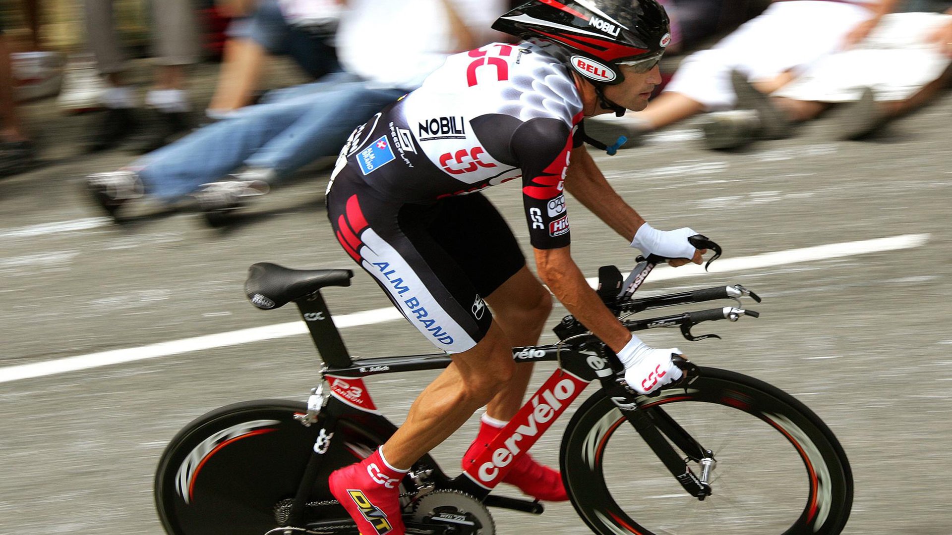 LEYU乐鱼体育官方网站-_冬季专属：露天冰雪网球锦标赛别样精彩_，冰上网球