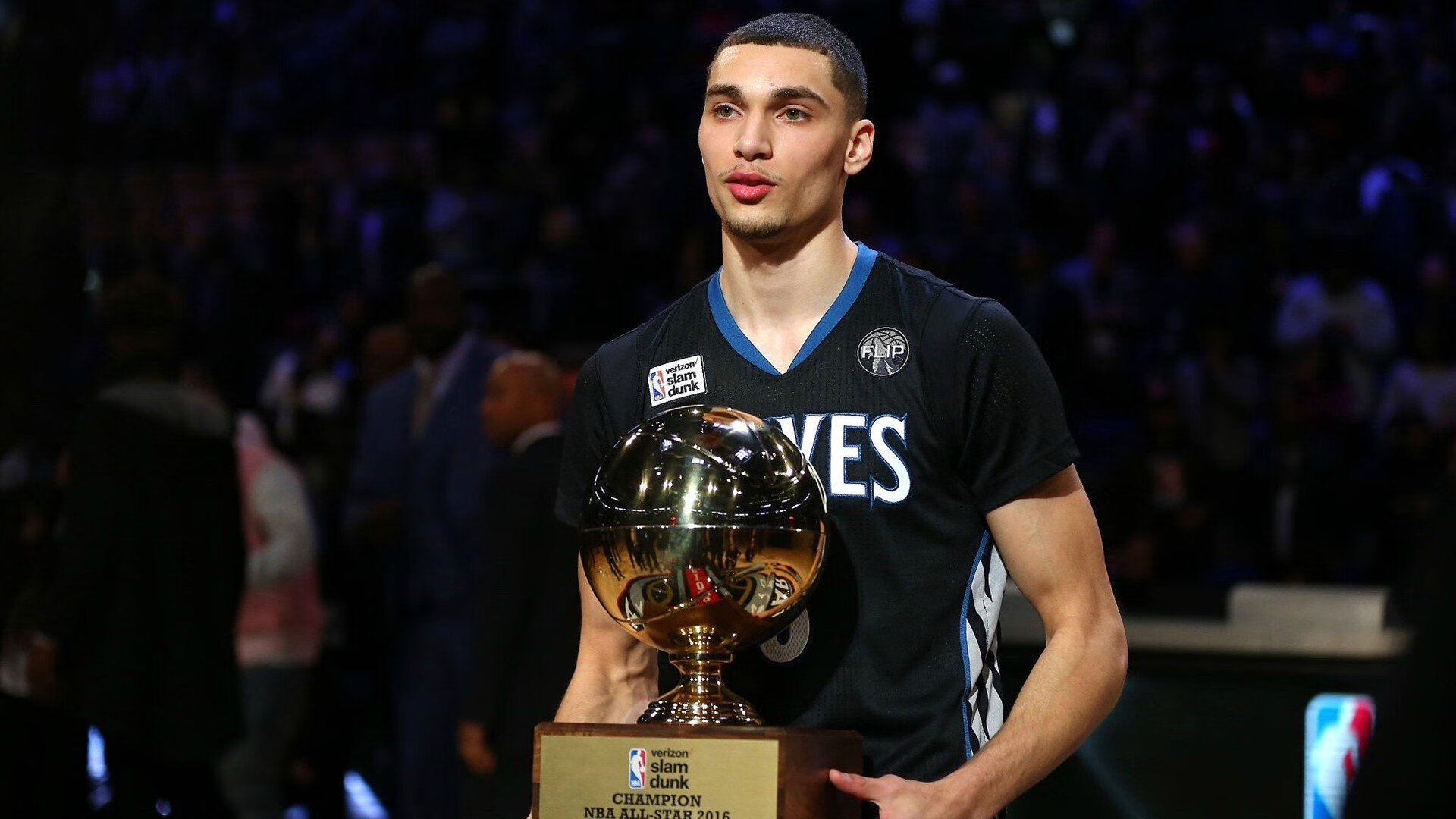 明星对决:张伟砍下30分,赛场表现抢眼!,明星张伟男